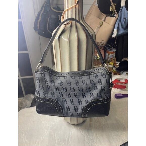 B926 - Preloved Dooney & Bourke Black Signature DB Logo Shoulder Bag – Clean Con - Picture 2 of 4